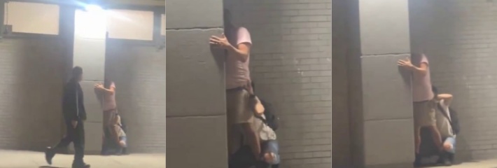 国外男同街头亲热 当众舔屁眼被偷拍 尺度炸裂直击底线！