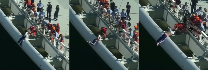 黑料正能量 天津高中生 高考落榜 爬上大桥轻生 消防员英勇救援感人瞬间