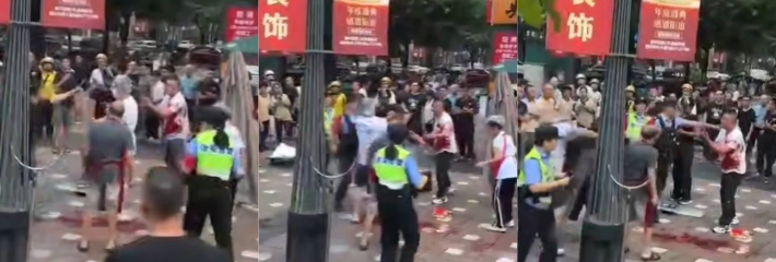 重庆南坪两家面馆老板因招牌纠纷持刀互砍 血流一地 警察强力制止斗殴 火爆场面令人震惊！