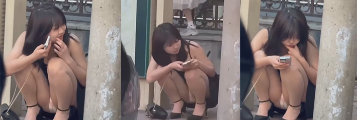 现在的小仙女在外面太不注意形象了吧 蹲在街边内裤都露出来了！