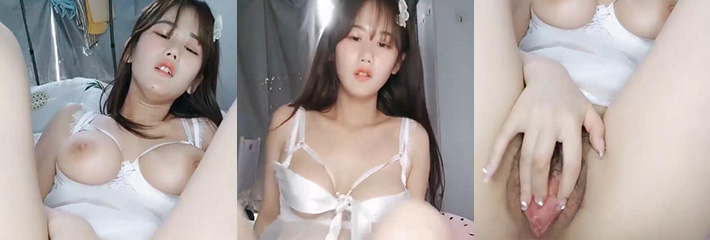 极品巨乳校花宿舍自慰，纯欲反差情趣内衣，小穴粉嫩至极，这样的巨乳肥臀谁能不爱!
