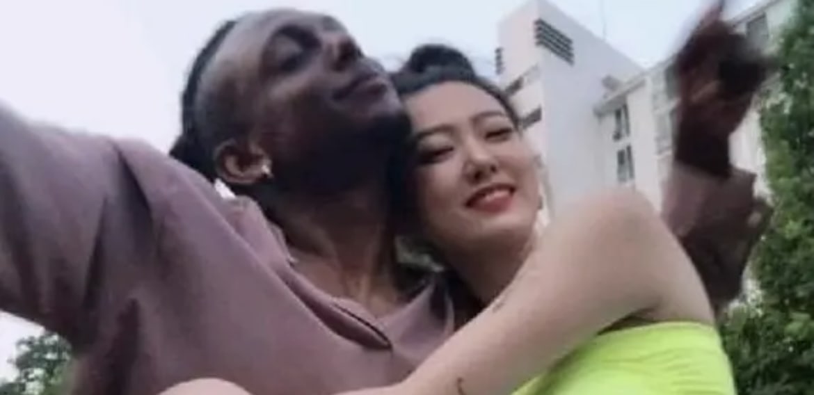广州媚黑婊 廖萍萍 手握黑爹粗鸡巴深喉口交 表情淫荡至极！