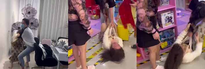 女人撕逼现场视频 正室怒闯美甲店手撕小三 巴掌扇脸吊带都扯烂 大奶子都快被打蹦出来了！