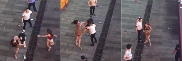 街头两女互撕大战 衣服被扯烂奶子全露 现场视频流出 画面太刺激