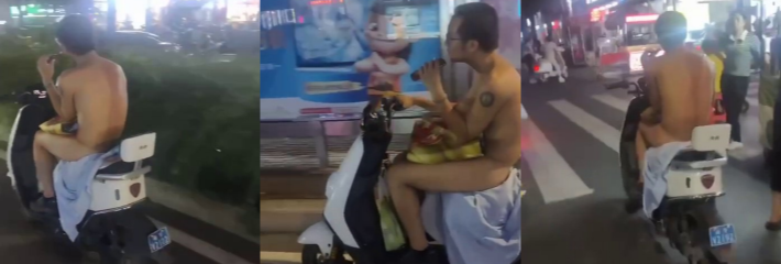 某街头小伙全裸出行 骑着小电驴边骑车边吃零食 好不惬意 丝毫不在意他人眼光！