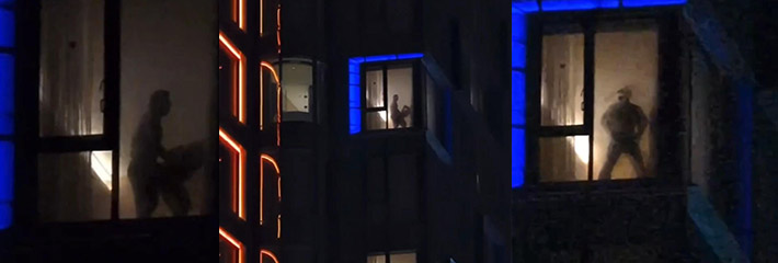 台湾省高雄市中央公园在圣诞活动节中窗边做爱，被网友录制了下来，这么多人观看，也算是表演了吧？