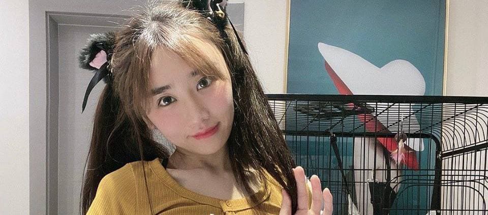 抖音网红 是萝莉啊 饭局不雅视频 男子搂抱她狂揉奶子 起哄声不断太色情！