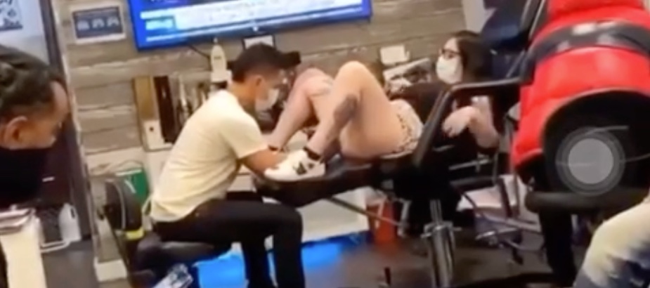 外国美女纹身私处瞬间失控喷水 纹身师躲闪滑倒全场笑翻！