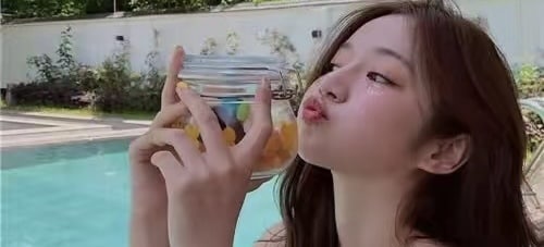 抖音 傻妞没人爱 灯管投影全裸换衣服直播 影子福利视频泄漏疯传