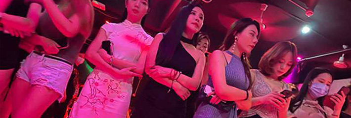 重庆砂舞 摸摸舞 尺度最大 借着灯光昏暗各种摸奶抠逼 老少皆宜的“文化运动”
