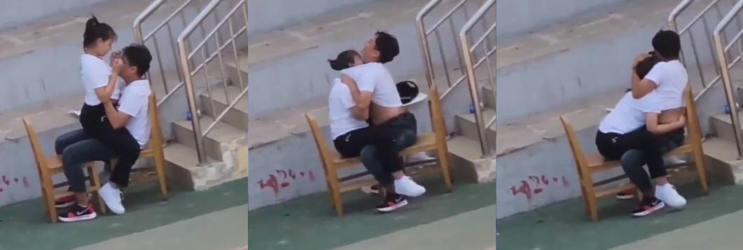 学生情侣校园操场发情被偷拍 饥渴难耐准备白日宣淫 空气中弥漫着荷尔蒙的味道！
