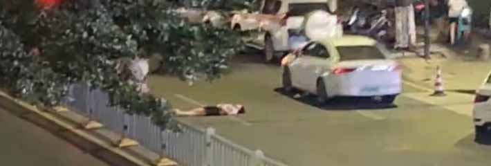 小情侣街上吵架女子一言不合便 躺在马路中间装死 这样任性的毛病都是谁惯的