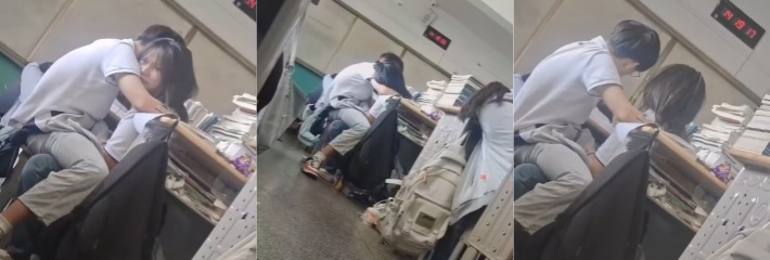 现在的年轻人真的早熟 脸蛋稚嫩的学生妹 教师里当着众人给男友打飞机 这样的女友爱了！
