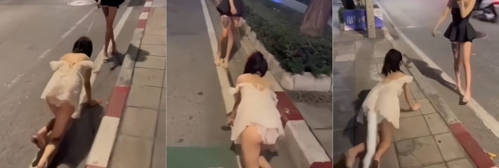 广东街头惊现精神小妹爬行 被主人调教成淫荡母狗 塞着肛塞尾巴在路边爬行 超级淫荡！