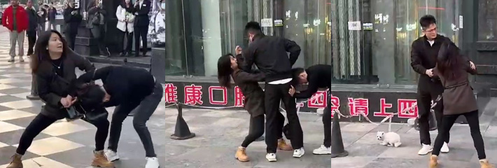 重庆博雅康口腔门口小三街头被原配暴打！全程被原配抓着头发暴击不敢反击！渣男还护着小三结果一起被打