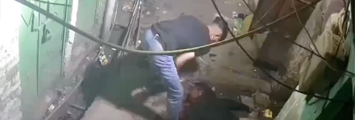 重口慎点！印度德里一名17岁的青年因拒绝给凶手350卢比遭残忍杀害！喉咙被刺60刀～