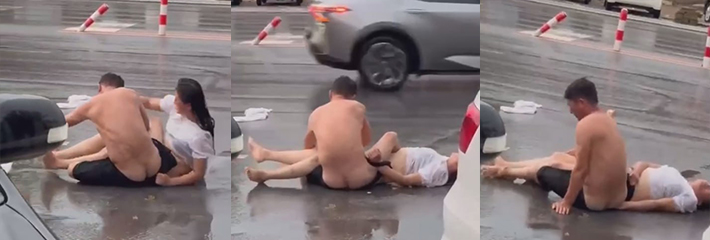 夫妻两当街吵架 结果女方直接把裤子给脱了下来 真不把别人当外人啊！