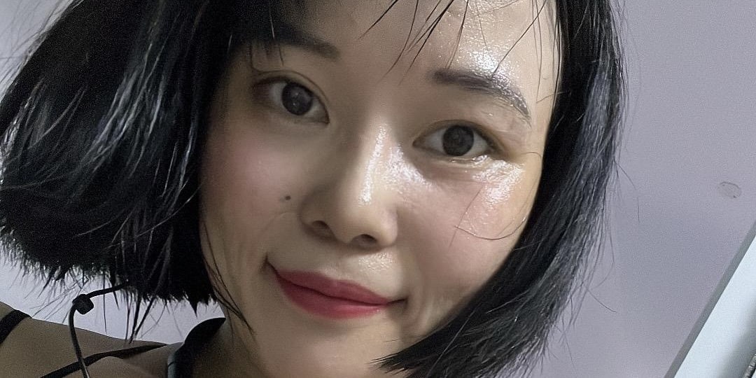 抖音网红 小白爱蜜桃 牛逼健身主播直播间拿震动棒脱内裤自嗨