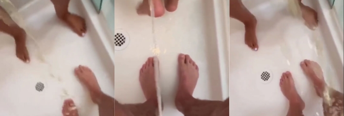 情侣之间的逆天情趣：和男朋友洗澡的时候互相用尿滋对方！现在的年轻人都这么放的开吗？