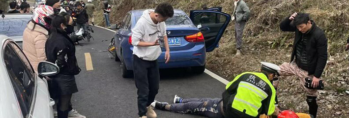 江苏南京市江宁区 汤山林场又出一大型车祸 摩托撞宝马 警察火速赶到现场