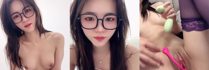 抖音擦边眼镜嫩妹 开场曲 定制视频流出 跳蛋裸舞 情趣丝袜诱惑 道具塞逼 透明液体流一地！