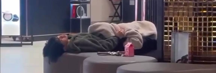 饥渴的小情侣主玩主人的任务在商场吃鸡 面对围观人员不惧羞涩 即使有人录像也不能影响我吃鸡！