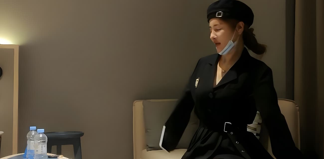 鸭哥探花 约炮黑色贝雷帽网红脸 美女酥胸超挺 猛男鸭哥各种姿势狂干 套子都干碎好几个！