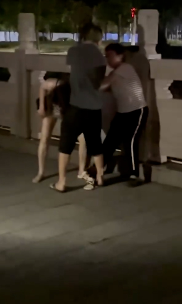 公园惊现老年偷情现场 老头与老相好亲热被原配抓正着 当场大打出手