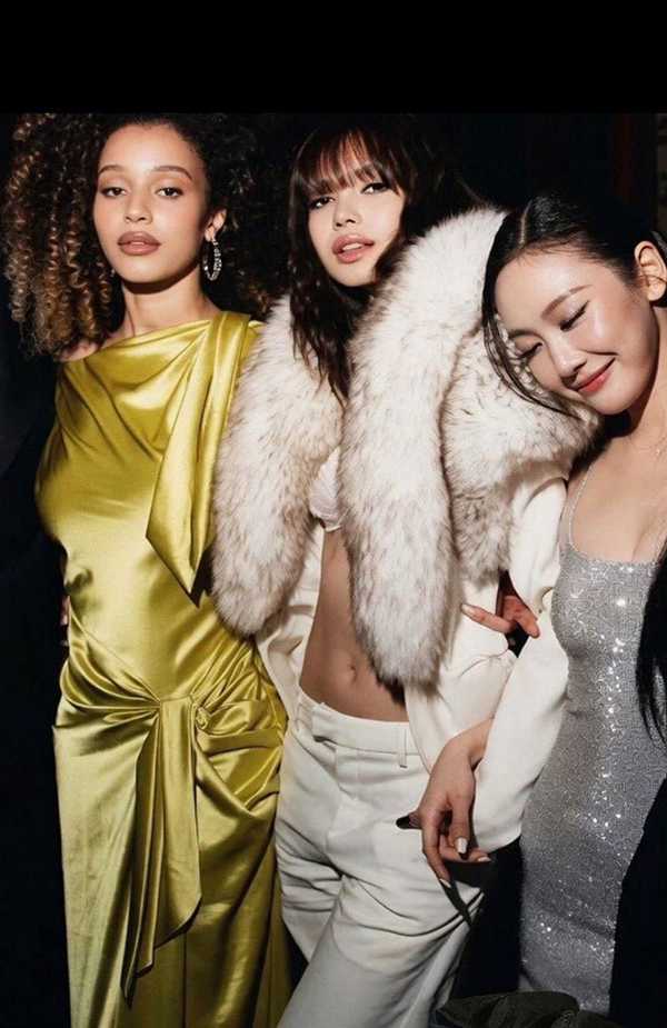 巨星 Lisa 与aespa宁艺卓纽约夜店The Box同框 担任脱衣舞主持人 现场视频全网疯传