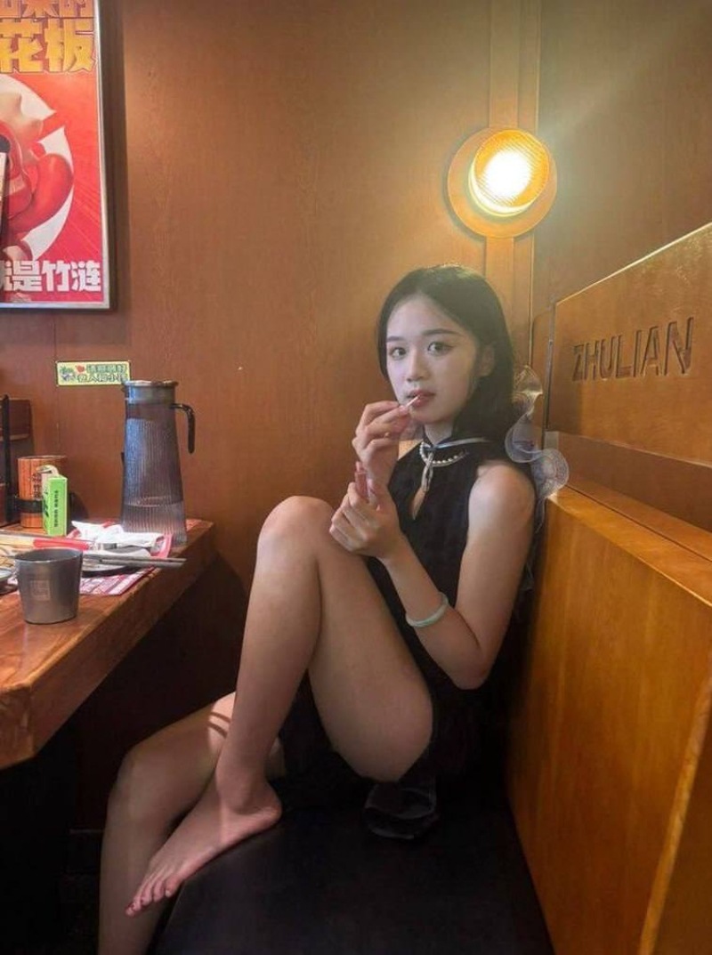 这么漂亮的姑娘只能自己玩 太暴殄天物了！