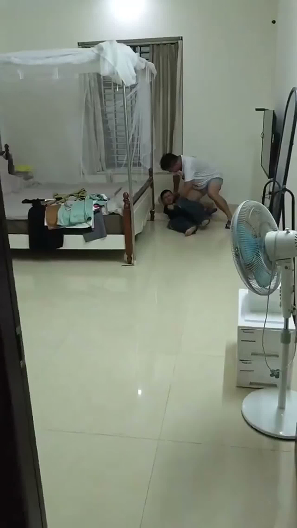 新时代爸爸教育儿子现场 大胖爸爸动手管教小胖儿子 孩子不服反抗画面令人唏嘘
