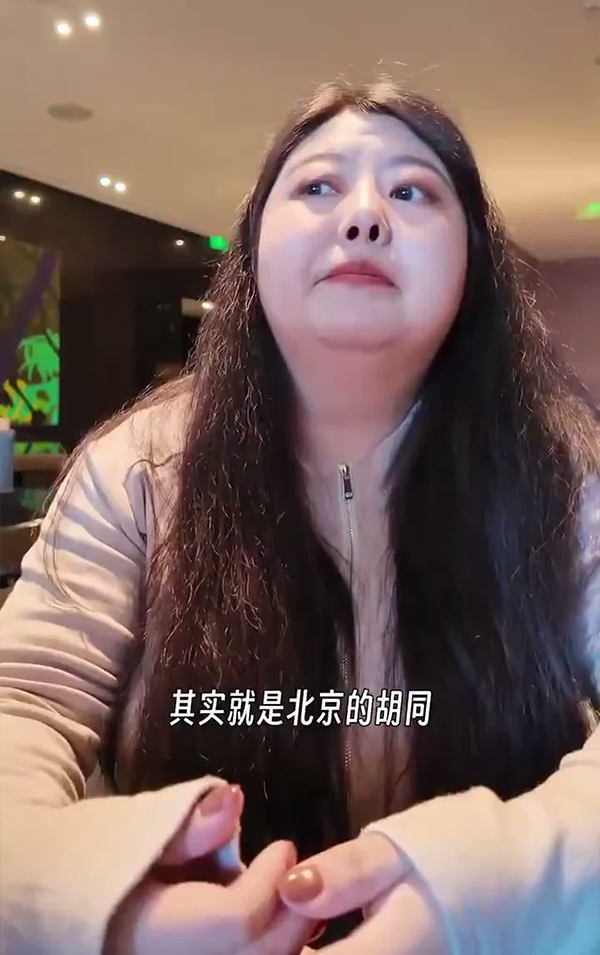 女子发视频称遭三十年最严重男凝 控诉五十米外五六个男子盯其胸部 评论区被怼想红想疯了