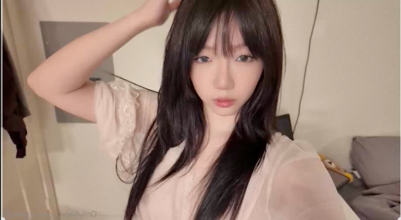 Onlyfans网红高颜值嫩妹aryminh2月新作流出！