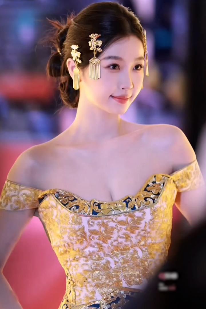 虞书欣 骚浪贱货活动结束后 化妆间找专属小鲜肉伺候自己的骚穴 本人原声配音全程高能