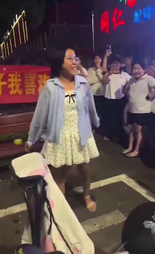 女粉丝拉横幅当街热舞 疯狂表白小磊子 本尊被逼出面录视频 回应这波操作太硬核