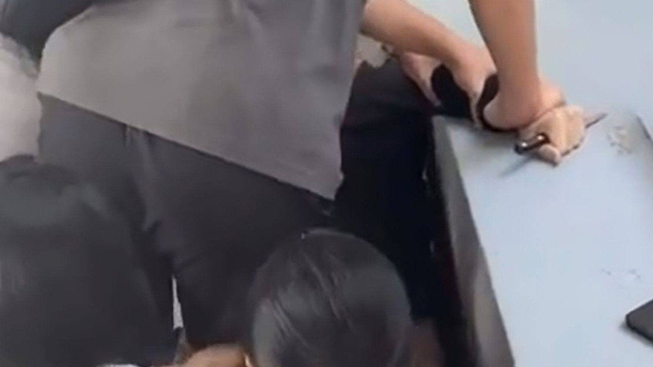 马来西亚资讯 ：马来西亚泰莱大学中国男生持刀砍伤前女友，被当场抓捕！