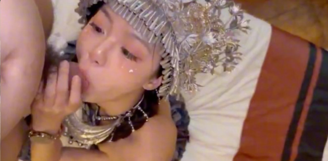 美女口交-最近超火万人求的少数民族服装妹子，露脸口交最后被男主口爆