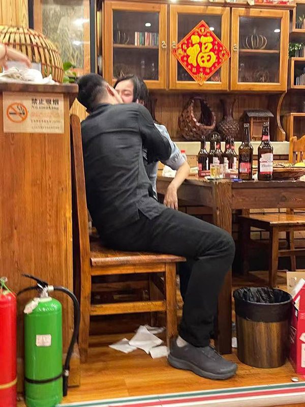 饭店小三当场求操 男的要分手她衣服全脱 胸口内衣都露色诱全垒打 户外求操视频全网疯传