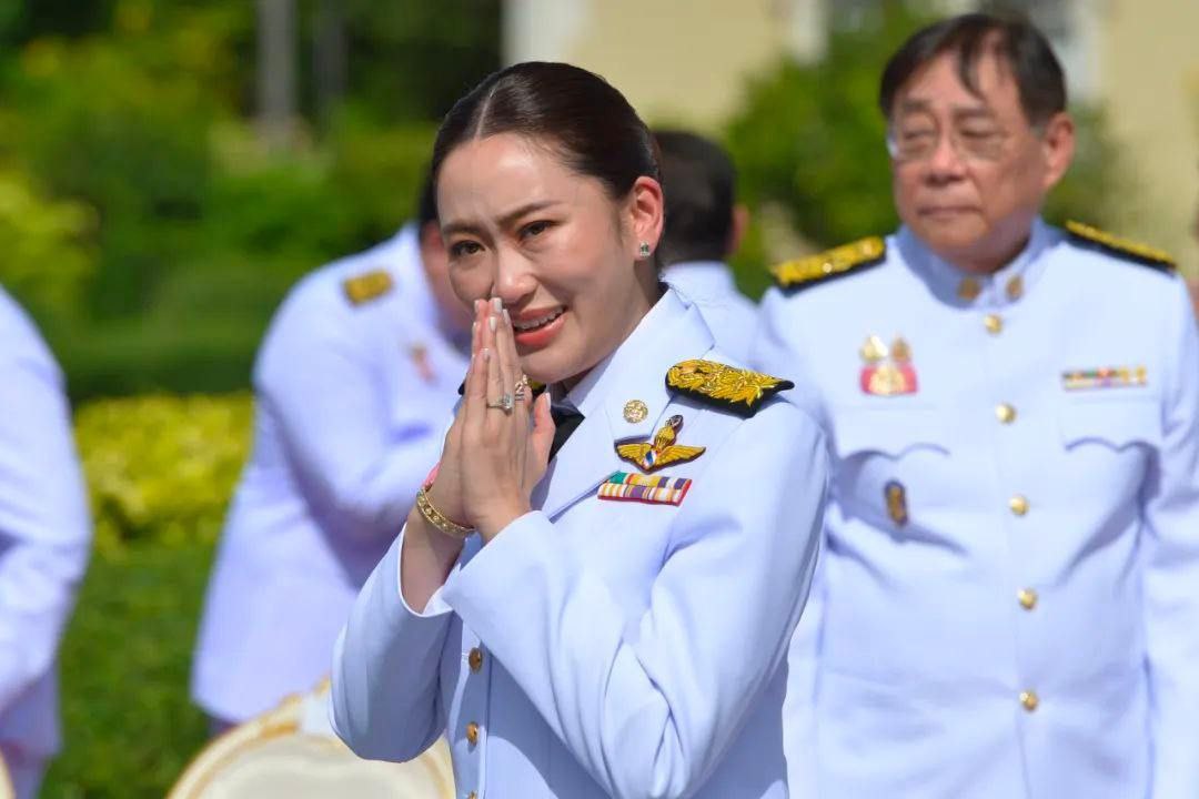 泰国资讯：泰国美女总理 成功化解下台危机，继续留任泰国总理
