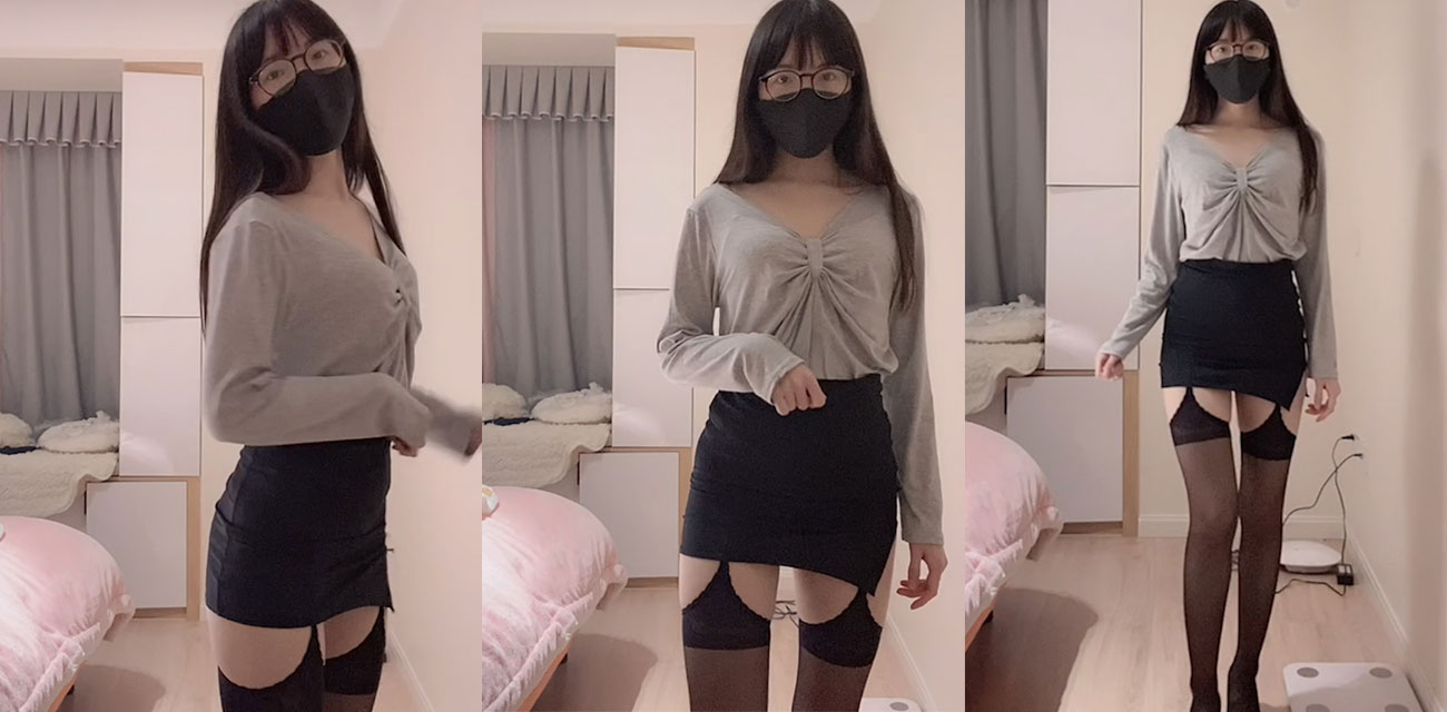 抖音极品福利姬 卯哥 自慰合集流出 身穿性感黑丝对着镜头 骚穴被狂扣到直接喷水高潮！