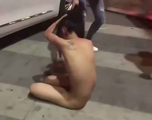 原配带人暴打小三 当街扒衣撕光小三衣服 抓奸力度太强了 小三惨叫求饶 暴力抓奸战斗力太强悍了