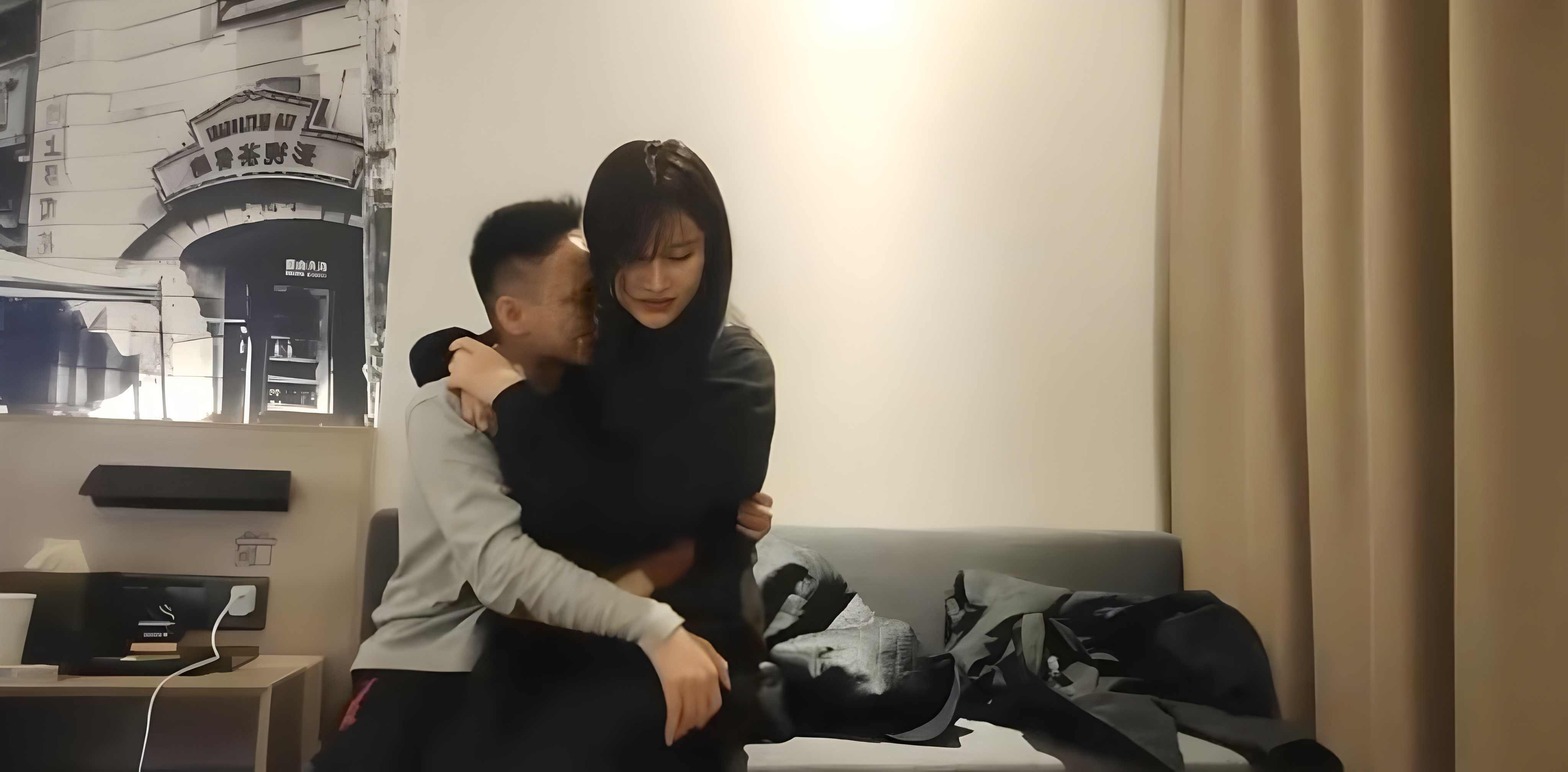 步宾寻花 3600约操成都黑丝女神 精致脸蛋格外迷人 粉嫩美乳搭配诱人曲线 被猛男狂干到腿软