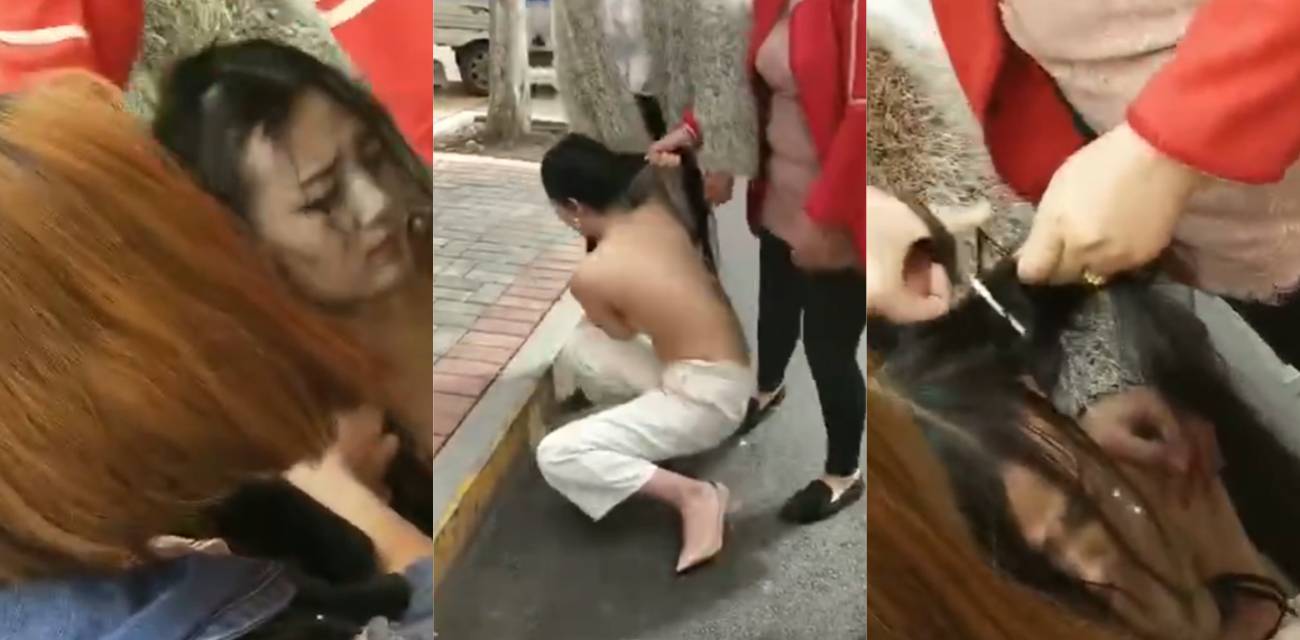 漂亮的服装店长当小三 被原配上门剪头发 众目睽睽之下被当街扒光衣服 小三看起来身材还不错呢