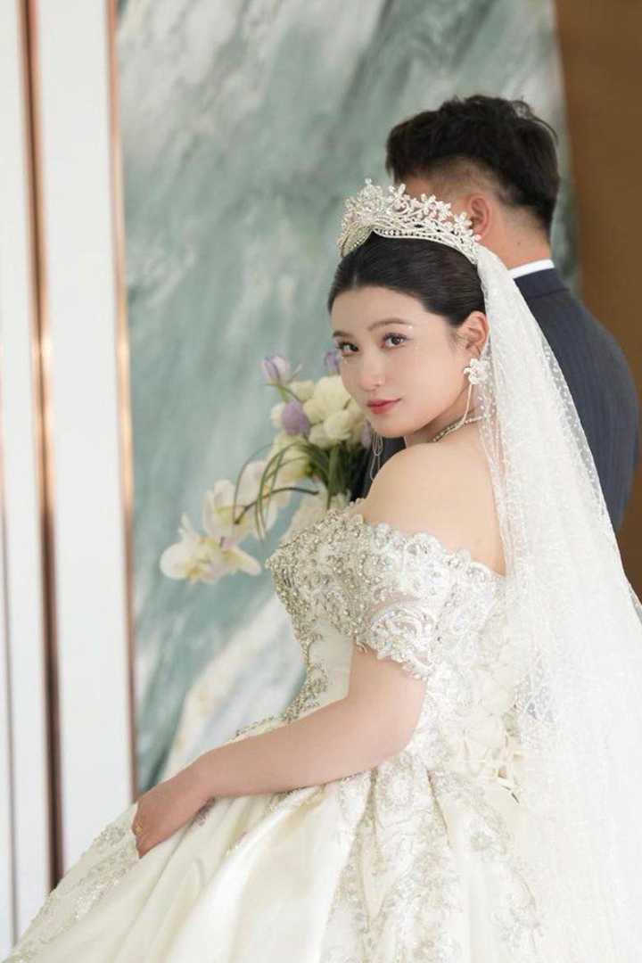 抖音丰满女神 张泡泡私人会议室录屏流出 模拟做爱真空露点 极品身材反差大 现已结婚退网