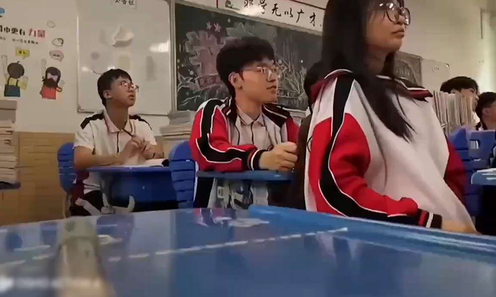 离谱 高中上课课堂突发不雅一幕 前后桌学生举动被偷拍 刷屏各大热搜榜单