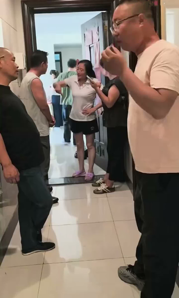 太嚣张了 老哥上门讨债没要回钱 反被债主儿子泼水吐口水赶出门 现在欠钱的真成大爷了
