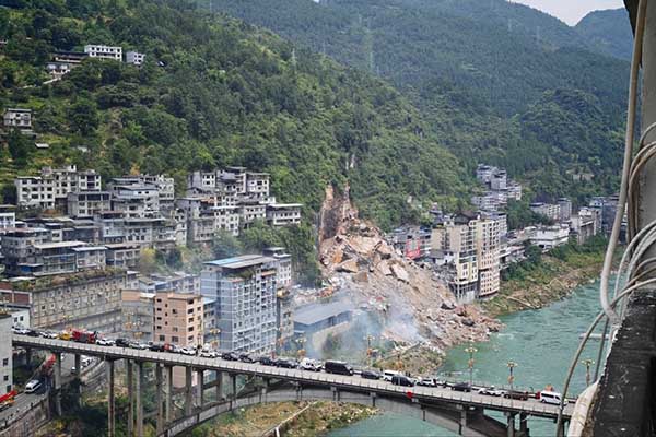 重庆彭水 突发大面积山体崩塌 致多栋民房损毁 紧急转移途中发生二次垮塌致人员被埋