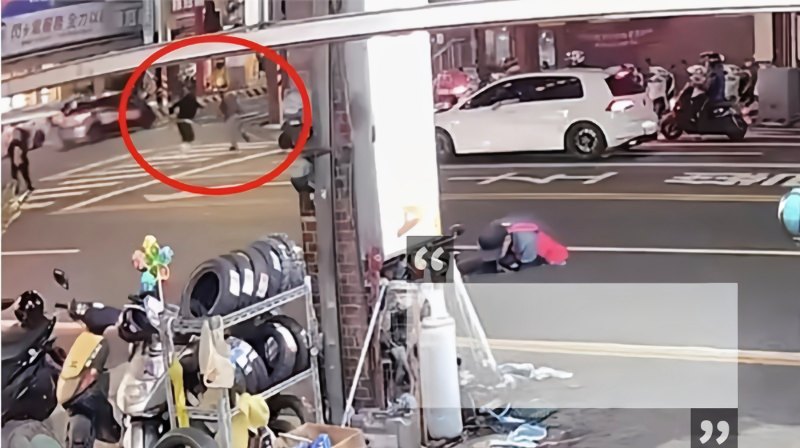 台湾台南惊现随机砍人案现场监控画面流出 吃瓜群众围观！