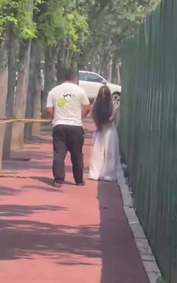 男子街头抓到出轨妻子当众动手 下手凶狠劝都劝不住 围观者无人敢硬拉 出轨与暴力哪个更伤人
