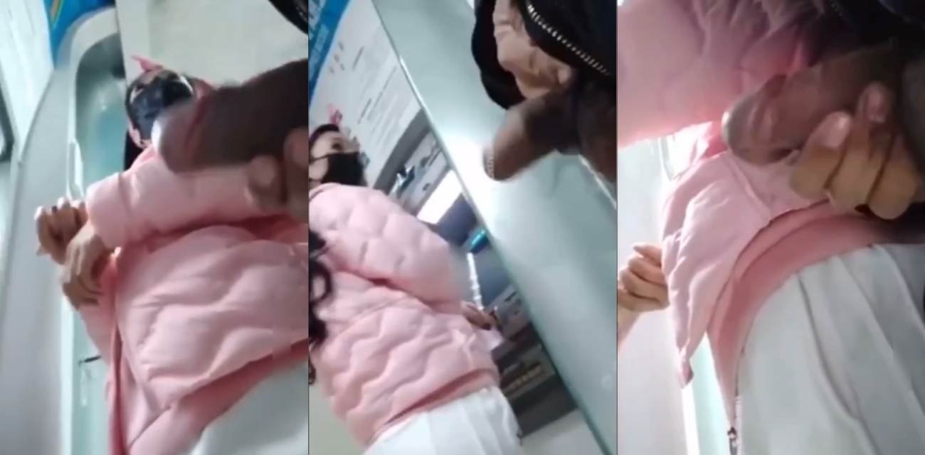 户外露出视频 取钱老妹遇到变态露鸟大叔问玩不玩 老妹害怕只能答应 取完钱就跑了！